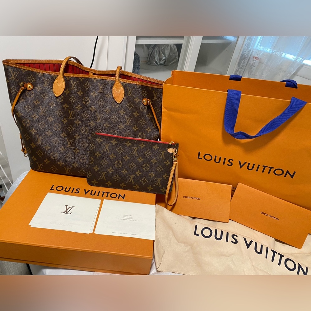 LouisVuitton Neverfull MM. Monogram Cherry Interior.$2,210 Retail.GreatCondition